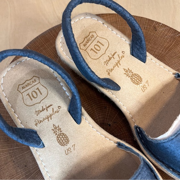 *NWOB Avarcas 101 |  Classic Style Vegan Pineapple Navy Avarca Sandals Size 37/7 - Picture 3 of 14